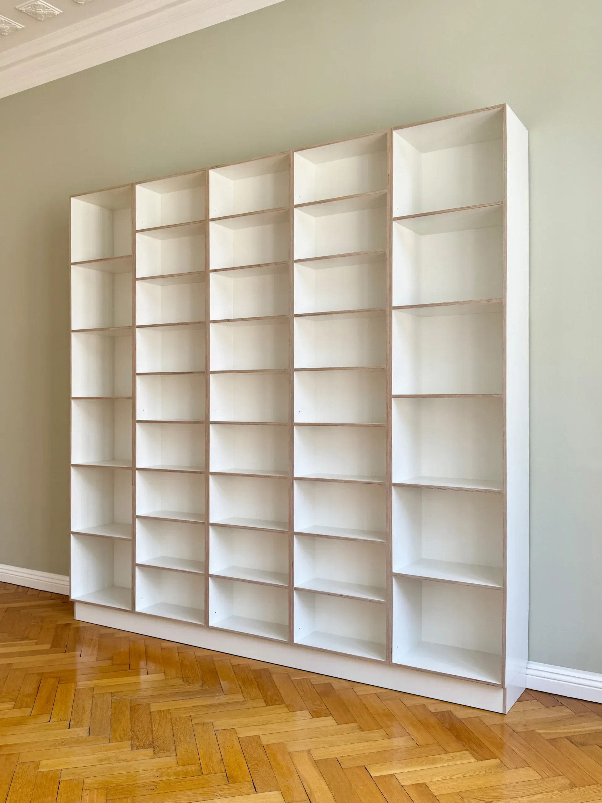 Regalwand_Modern_schraeg_nah